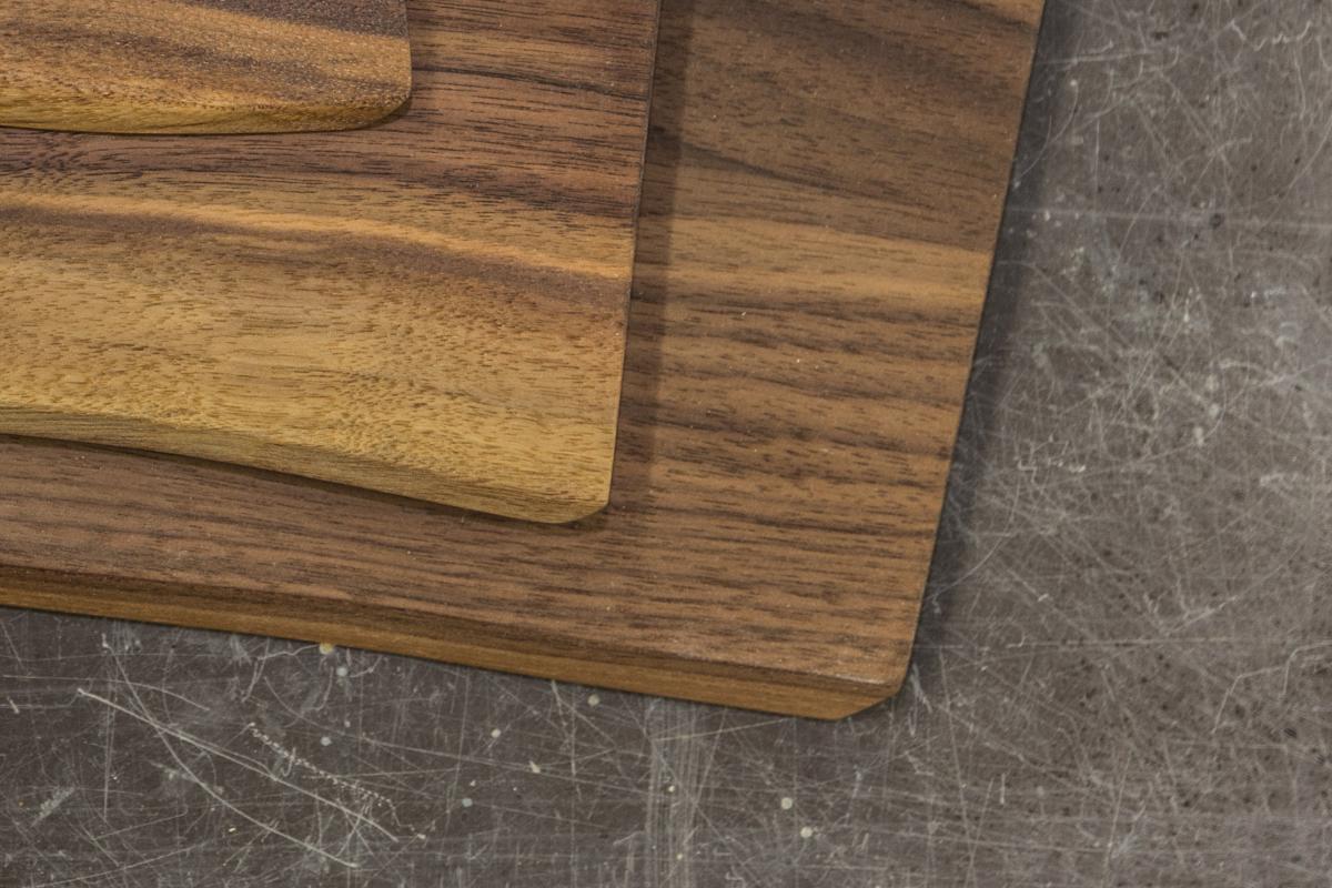 Brettchen Walnuss massiv, "Naturbursche" mit Laserung Motiv "Hirsch"