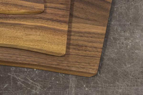 Brettchen Walnuss massiv, "Naturbursche" mit Laserung Motiv "Hirsch"