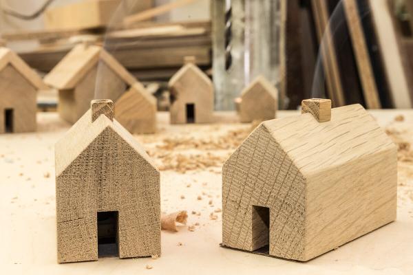 Kleines Räucherhaus aus Eichenholz mit Räucherkegel