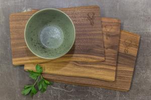 Brettchen Walnuss massiv, "Naturbursche" mit Laserung Motiv "Hirsch"